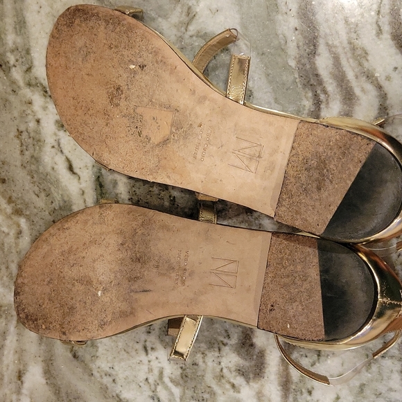 Tamara Mellon flat gold strap sandal with clear strap - Picture 5 of 10